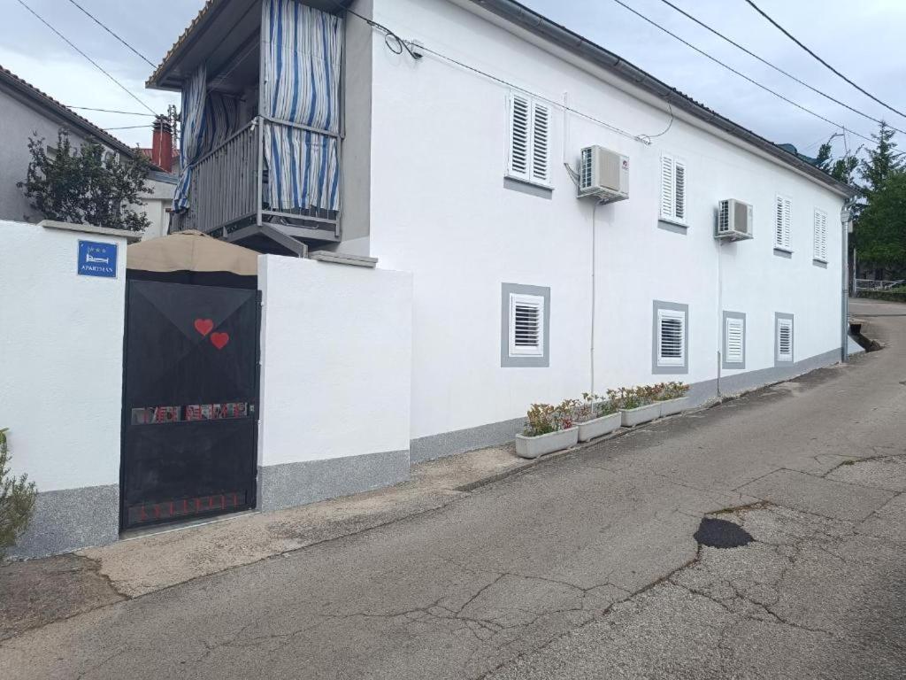 Studio Linda Cavle Luaran gambar